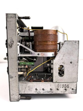 30 Watt Sender a datiert 1943 ( Panzerfunk ) Originallack, ein Umschalter in Auflösung begriffen, sonst guter Zustand. Funktion nicht geprüft