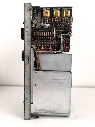 30 Watt Sender a datiert 1943 ( Panzerfunk ) Originallack, ein Umschalter in Auflösung begriffen, sonst guter Zustand. Funktion nicht geprüft