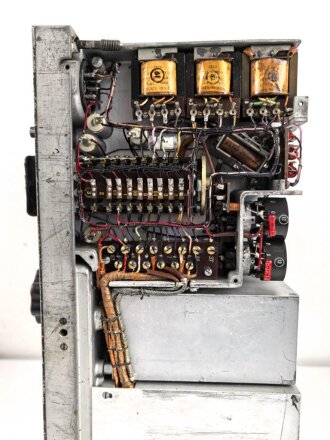 30 Watt Sender a datiert 1943 ( Panzerfunk ) Originallack, ein Umschalter in Auflösung begriffen, sonst guter Zustand. Funktion nicht geprüft