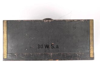 30 Watt Sender a datiert 1943 ( Panzerfunk ) Originallack, ein Umschalter in Auflösung begriffen, sonst guter Zustand. Funktion nicht geprüft
