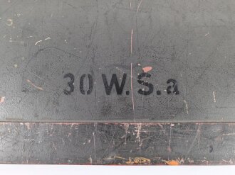 30 Watt Sender a datiert 1943 ( Panzerfunk ) Originallack, ein Umschalter in Auflösung begriffen, sonst guter Zustand. Funktion nicht geprüft
