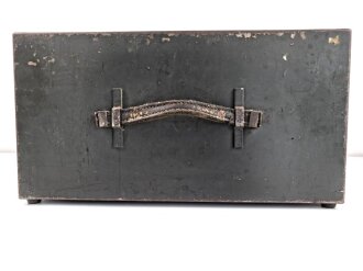 30 Watt Sender a datiert 1943 ( Panzerfunk ) Originallack, ein Umschalter in Auflösung begriffen, sonst guter Zustand. Funktion nicht geprüft