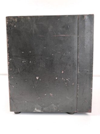 30 Watt Sender a datiert 1943 ( Panzerfunk ) Originallack, ein Umschalter in Auflösung begriffen, sonst guter Zustand. Funktion nicht geprüft
