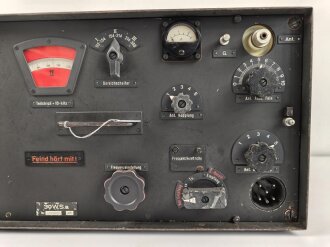 30 Watt Sender a datiert 1943 ( Panzerfunk ) Originallack, ein Umschalter in Auflösung begriffen, sonst guter Zustand. Funktion nicht geprüft