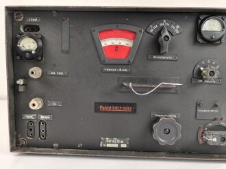 30 Watt Sender a datiert 1943 ( Panzerfunk ) Originallack, ein Umschalter in Auflösung begriffen, sonst guter Zustand. Funktion nicht geprüft