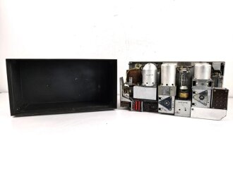 30 Watt Sender a datiert 1943 ( Panzerfunk ) Originallack, ein Umschalter in Auflösung begriffen, sonst guter Zustand. Funktion nicht geprüft