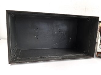 30 Watt Sender a datiert 1943 ( Panzerfunk ) Originallack, ein Umschalter in Auflösung begriffen, sonst guter Zustand. Funktion nicht geprüft