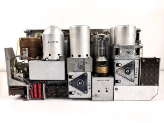 30 Watt Sender a datiert 1943 ( Panzerfunk ) Originallack, ein Umschalter in Auflösung begriffen, sonst guter Zustand. Funktion nicht geprüft