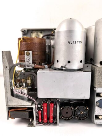 30 Watt Sender a datiert 1943 ( Panzerfunk ) Originallack, ein Umschalter in Auflösung begriffen, sonst guter Zustand. Funktion nicht geprüft