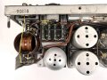 30 Watt Sender a datiert 1943 ( Panzerfunk ) Originallack, ein Umschalter in Auflösung begriffen, sonst guter Zustand. Funktion nicht geprüft