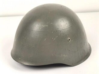 Portugal, Stahlhelm Modell 1940 in gutem Zustand. Originallack ?, ehemals britischer Kinnriemen