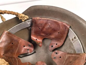 Portugal, Stahlhelm Modell 1940 in gutem Zustand. Originallack ?, ehemals britischer Kinnriemen