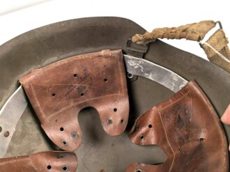 Portugal, Stahlhelm Modell 1940 in gutem Zustand. Originallack ?, ehemals britischer Kinnriemen