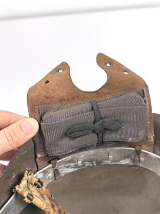 Portugal, Stahlhelm Modell 1940 in gutem Zustand. Originallack ?, ehemals britischer Kinnriemen
