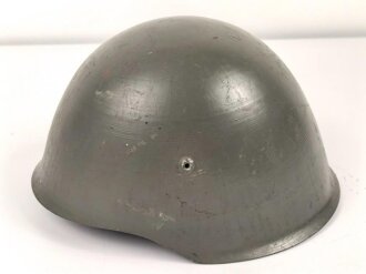 Portugal, Stahlhelm Modell 1940 in gutem Zustand. Originallack ?, ehemals britischer Kinnriemen