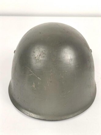 Portugal, Stahlhelm Modell 1940 in gutem Zustand. Originallack ?, ehemals britischer Kinnriemen