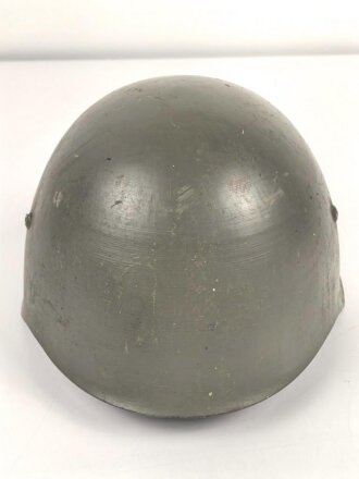 Portugal, Stahlhelm Modell 1940 in gutem Zustand. Originallack ?, ehemals britischer Kinnriemen