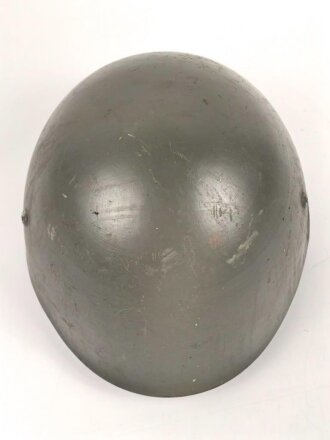 Portugal, Stahlhelm Modell 1940 in gutem Zustand. Originallack ?, ehemals britischer Kinnriemen