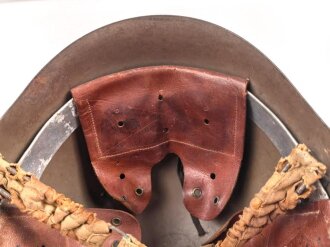 Portugal, Stahlhelm Modell 1940 in gutem Zustand. Originallack ?, ehemals britischer Kinnriemen