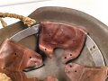 Portugal, Stahlhelm Modell 1940 in gutem Zustand. Originallack ?, ehemals britischer Kinnriemen