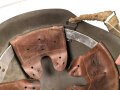 Portugal, Stahlhelm Modell 1940 in gutem Zustand. Originallack ?, ehemals britischer Kinnriemen