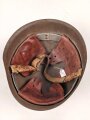 Portugal, Stahlhelm Modell 1940 in gutem Zustand. Originallack ?, ehemals britischer Kinnriemen