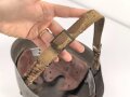 Portugal, Stahlhelm Modell 1940 in gutem Zustand. Originallack ?, ehemals britischer Kinnriemen