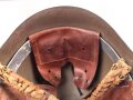 Portugal, Stahlhelm Modell 1940 in gutem Zustand. Originallack ?, ehemals britischer Kinnriemen