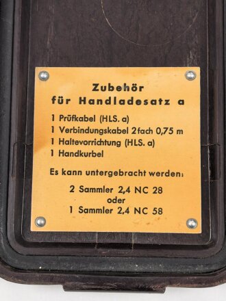 Handladesatz a für Feldfunkgeräte der Wehrmacht. Datiert 1944, wohl selten oder nie benutztes Gerät, das Generatorgehäuse gequollen ( Zink )