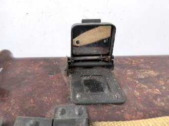 Handladesatz a für Feldfunkgeräte der Wehrmacht. Datiert 1944, wohl selten oder nie benutztes Gerät, das Generatorgehäuse gequollen ( Zink )