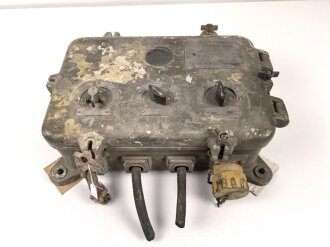 Teil einer FLAK Bedieneinheit der Wehrmacht. Originallack, von der tschechischen Armee nach dem Krieg überlackiert und mit neuer Beschriftung versehen. Ungereinigtes Stück
