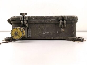Teil einer FLAK Bedieneinheit der Wehrmacht. Originallack, von der tschechischen Armee nach dem Krieg überlackiert und mit neuer Beschriftung versehen. Ungereinigtes Stück