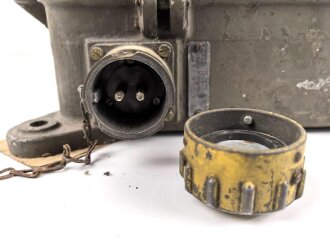 Teil einer FLAK Bedieneinheit der Wehrmacht. Originallack, von der tschechischen Armee nach dem Krieg überlackiert und mit neuer Beschriftung versehen. Ungereinigtes Stück