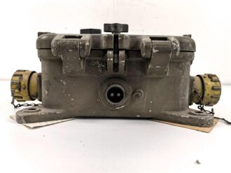 Teil einer FLAK Bedieneinheit der Wehrmacht. Originallack, von der tschechischen Armee nach dem Krieg überlackiert und mit neuer Beschriftung versehen. Ungereinigtes Stück