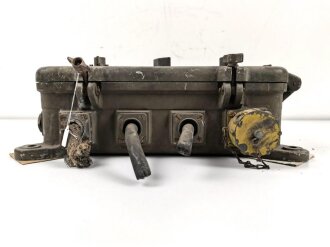 Teil einer FLAK Bedieneinheit der Wehrmacht. Originallack, von der tschechischen Armee nach dem Krieg überlackiert und mit neuer Beschriftung versehen. Ungereinigtes Stück