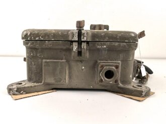 Teil einer FLAK Bedieneinheit der Wehrmacht. Originallack, von der tschechischen Armee nach dem Krieg überlackiert und mit neuer Beschriftung versehen. Ungereinigtes Stück
