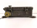 Teil einer FLAK Bedieneinheit der Wehrmacht. Originallack, von der tschechischen Armee nach dem Krieg überlackiert und mit neuer Beschriftung versehen. Ungereinigtes Stück