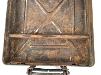 Transportkasten für drei Wurfgranaten zum 80mm Granatwerfer 34 der Wehrmacht. Überlackiertes Stück