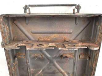 Transportkasten für drei Wurfgranaten zum 80mm Granatwerfer 34 der Wehrmacht. Überlackiertes Stück