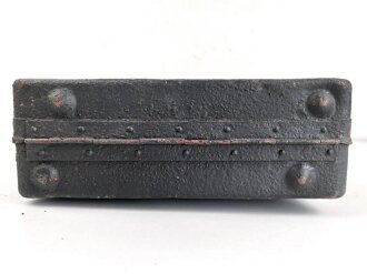 Transportkasten für drei Wurfgranaten zum 80mm Granatwerfer 34 der Wehrmacht. Überlackiertes Stück