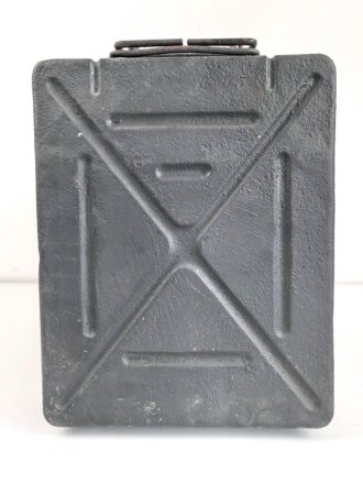 Transportkasten für drei Wurfgranaten zum 80mm Granatwerfer 34 der Wehrmacht. Überlackiertes Stück