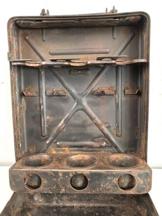 Transportkasten für drei Wurfgranaten zum 80mm Granatwerfer 34 der Wehrmacht. Überlackiertes Stück