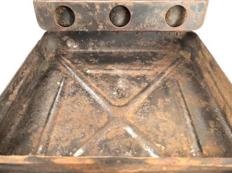 Transportkasten für drei Wurfgranaten zum 80mm Granatwerfer 34 der Wehrmacht. Überlackiertes Stück