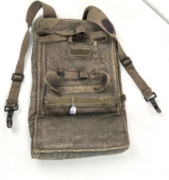 80mm Granatwerfer 34 der Wehrmacht, Rückenpolster zum Tragen des Zweibeins. Metallteile überlackiert, blaues Grundmaterial, stark getragen
