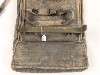 80mm Granatwerfer 34 der Wehrmacht, Rückenpolster zum Tragen des Zweibeins. Metallteile überlackiert, blaues Grundmaterial, stark getragen