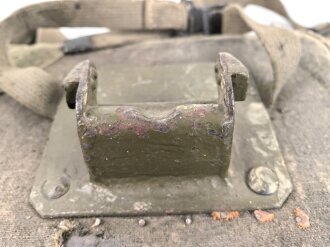 80mm Granatwerfer 34 der Wehrmacht, Rückenpolster zum Tragen des Zweibeins. Metallteile überlackiert, blaues Grundmaterial, stark getragen