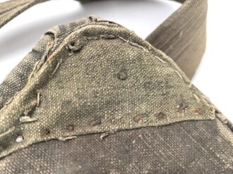 80mm Granatwerfer 34 der Wehrmacht, Rückenpolster zum Tragen des Zweibeins. Metallteile überlackiert, blaues Grundmaterial, stark getragen