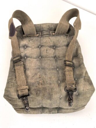 80mm Granatwerfer 34 der Wehrmacht, Rückenpolster zum Tragen des Zweibeins. Metallteile überlackiert, blaues Grundmaterial, stark getragen
