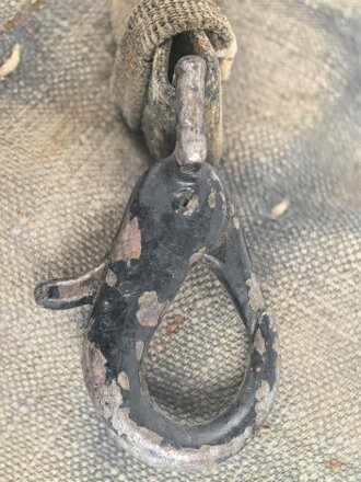 80mm Granatwerfer 34 der Wehrmacht, Rückenpolster zum Tragen des Zweibeins. Metallteile überlackiert, blaues Grundmaterial, stark getragen