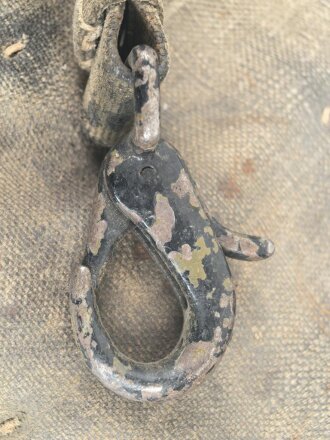 80mm Granatwerfer 34 der Wehrmacht, Rückenpolster zum Tragen des Zweibeins. Metallteile überlackiert, blaues Grundmaterial, stark getragen